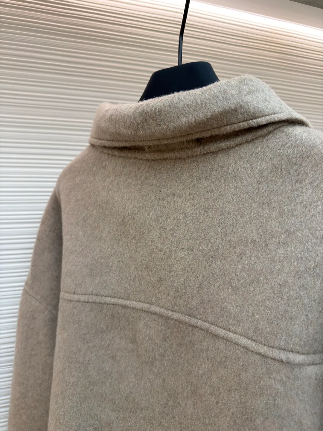Acne Studios Lapel Zipper Drop Shoulder Long Sleeve Wool Jacket ●Original version: Purchased and developed by 10006 ●Item number: 1681819-C85 ●Fabric: wool fabric ●Technology: Made on positioning cutting machine ●Color: Oatmeal ●Version: Fitted version ●Weight: about 1180 grams ●Size: 46-48-50 ●Description: Made of high-density wool blended fabric, treated with double-sided worsted spinning process, it feels soft and waxy and has good drape. The body adopts a hidden zipper + lapel design, with a neat neckline; the pockets on both sides have a welt structure and are decorated with buttons of the same color, with exquisite details. The overall shape is slightly loose, the hem is naturally curved, and the edges are reinforced with overlocking technology, which not only retains the soft texture of the fabric, but also improves the durability, and combines simple style with advanced craftsmanship. The overall wiring is straight and delicate, the fabric is comfortable and soft, and the color is consistent without color difference. It can be matched with the same style to create a fashionable look and control various occasions. Customized accessories, complete with three standards, same style for men and women!